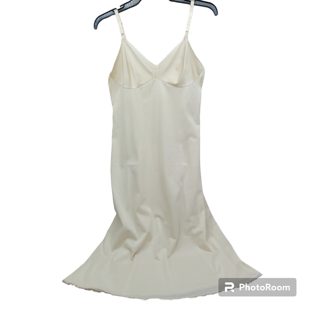 *1L Vanity fair size 34 long full slip tan 32" bust lace trim v neck